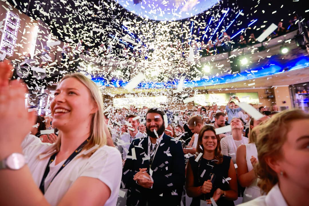 2023 NC Jubelnde Menschen.jpg
